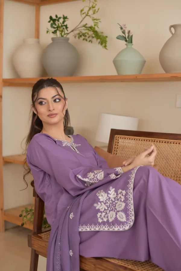 Zoha 3pc Lavender Embroidered Suit Dupatta Detail
