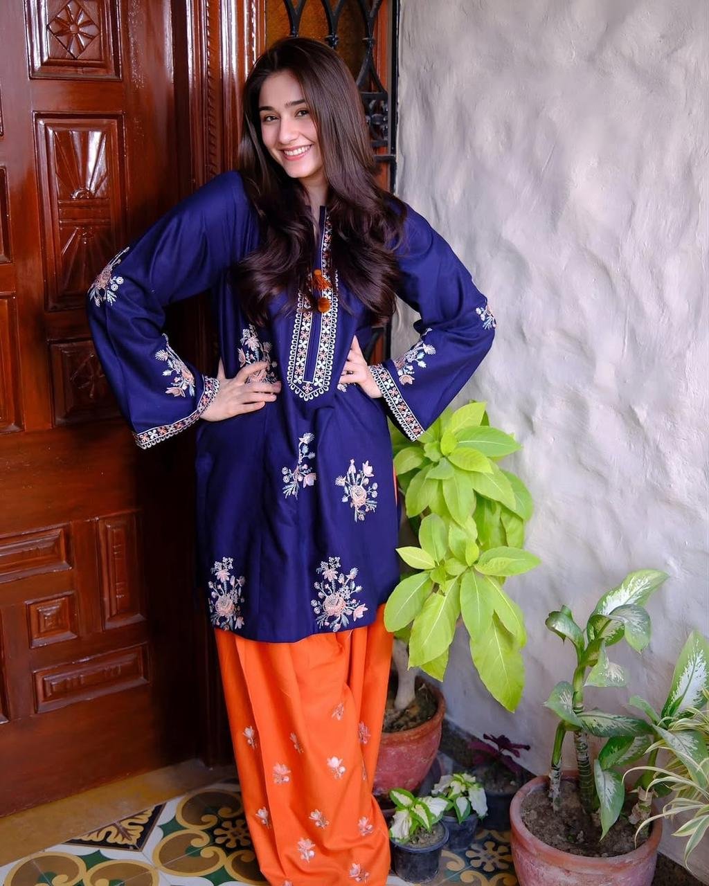 Urgue wear by the gorgeous actress dure fishan front view