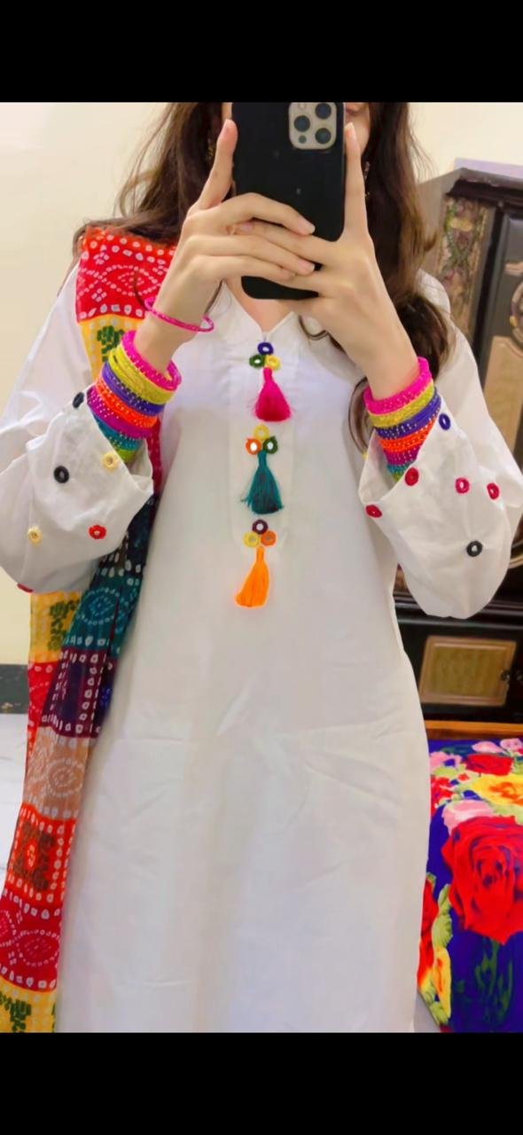 Viral-Mirror-Work-3-PCs-White-Suit-Lawn-Bareeze-GC-A67 close up
